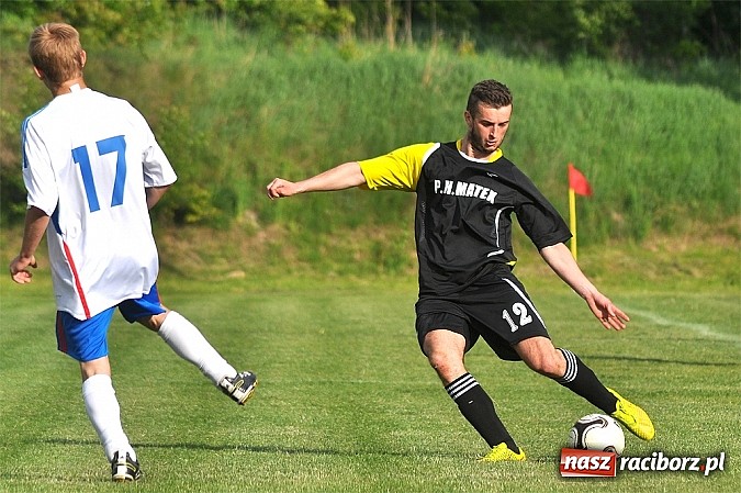 Zdjęcie w galerii na portalu naszraciborz.pl: Nerwowy mecz w Rzuchowie. Hit B klasy dla Chałupek wiadomości z regionu