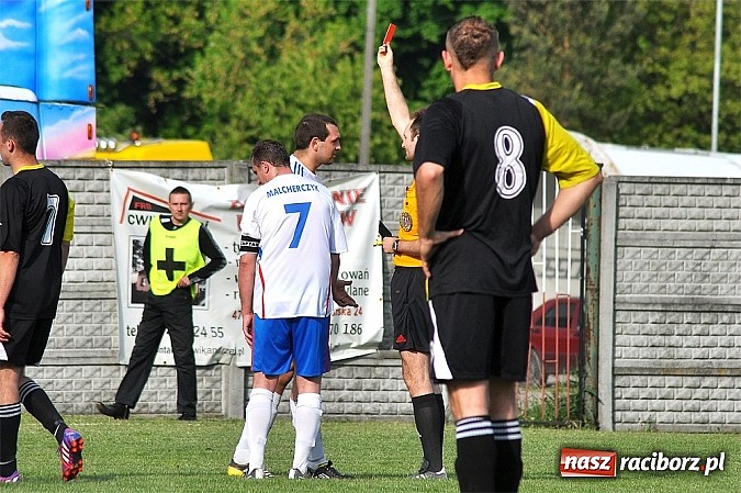 Zdjęcie w galerii na portalu naszraciborz.pl: Nerwowy mecz w Rzuchowie. Hit B klasy dla Chałupek wiadomości z regionu