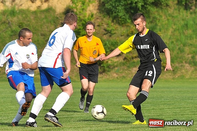 Zdjęcie w galerii na portalu naszraciborz.pl: Nerwowy mecz w Rzuchowie. Hit B klasy dla Chałupek wiadomości z regionu