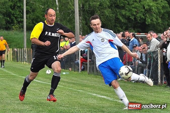 Zdjęcie w galerii na portalu naszraciborz.pl: Nerwowy mecz w Rzuchowie. Hit B klasy dla Chałupek wiadomości z regionu