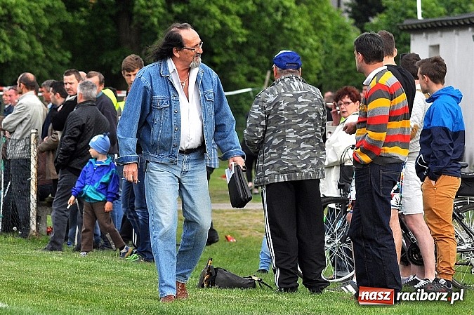 Zdjęcie w galerii na portalu naszraciborz.pl: Nerwowy mecz w Rzuchowie. Hit B klasy dla Chałupek wiadomości z regionu