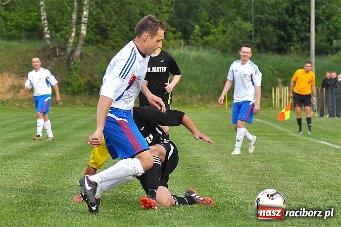 Zdjęcie w galerii na portalu naszraciborz.pl: Nerwowy mecz w Rzuchowie. Hit B klasy dla Chałupek wiadomości z regionu