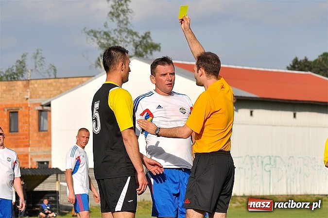 Zdjęcie w galerii na portalu naszraciborz.pl: Nerwowy mecz w Rzuchowie. Hit B klasy dla Chałupek wiadomości z regionu