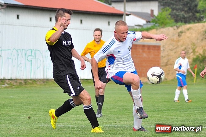 Zdjęcie w galerii na portalu naszraciborz.pl: Nerwowy mecz w Rzuchowie. Hit B klasy dla Chałupek wiadomości z regionu