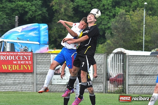 Zdjęcie w galerii na portalu naszraciborz.pl: Nerwowy mecz w Rzuchowie. Hit B klasy dla Chałupek wiadomości z regionu