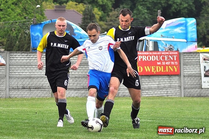 Zdjęcie w galerii na portalu naszraciborz.pl: Nerwowy mecz w Rzuchowie. Hit B klasy dla Chałupek wiadomości z regionu