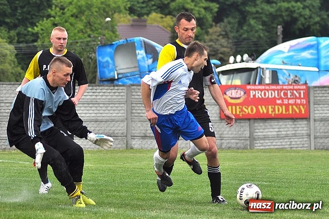Zdjęcie w galerii na portalu naszraciborz.pl: Nerwowy mecz w Rzuchowie. Hit B klasy dla Chałupek wiadomości z regionu