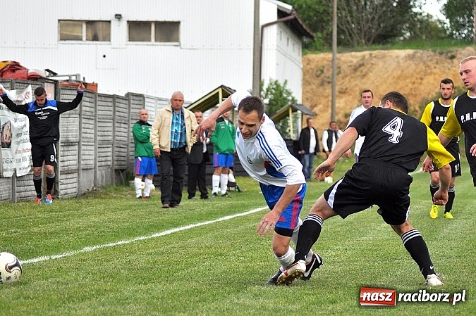 Zdjęcie w galerii na portalu naszraciborz.pl: Nerwowy mecz w Rzuchowie. Hit B klasy dla Chałupek wiadomości z regionu