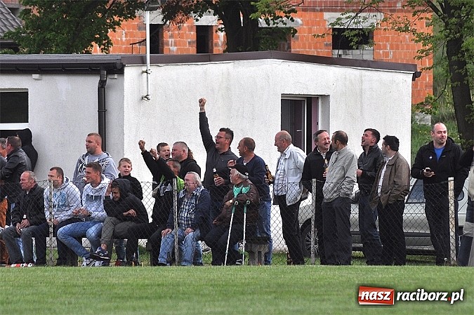 Zdjęcie w galerii na portalu naszraciborz.pl: Nerwowy mecz w Rzuchowie. Hit B klasy dla Chałupek wiadomości z regionu