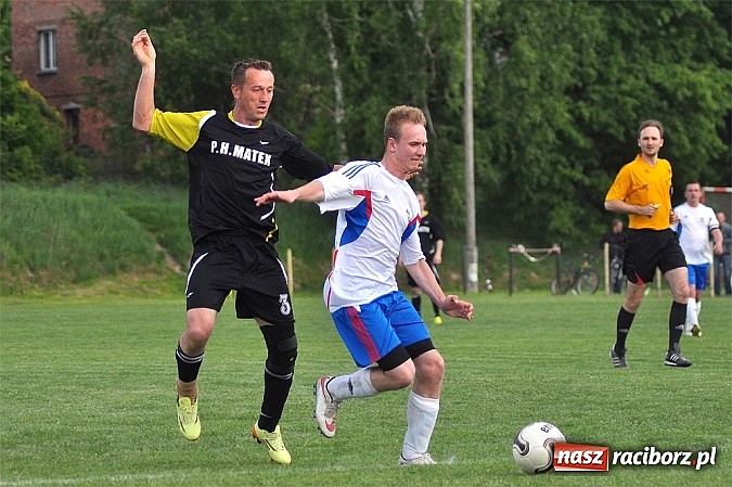 Zdjęcie w galerii na portalu naszraciborz.pl: Nerwowy mecz w Rzuchowie. Hit B klasy dla Chałupek wiadomości z regionu