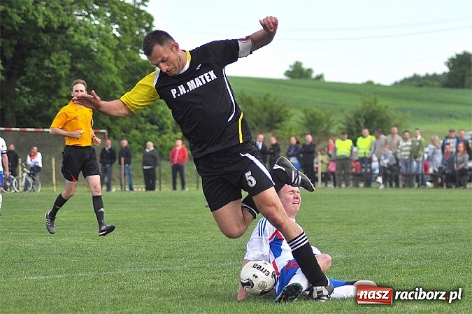 Zdjęcie w galerii na portalu naszraciborz.pl: Nerwowy mecz w Rzuchowie. Hit B klasy dla Chałupek wiadomości z regionu