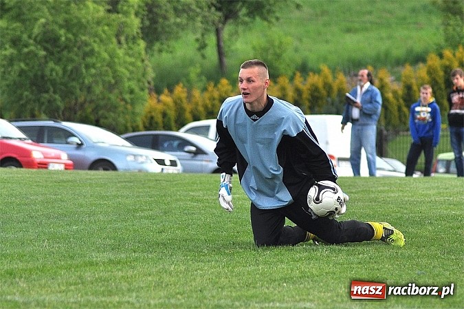 Zdjęcie w galerii na portalu naszraciborz.pl: Nerwowy mecz w Rzuchowie. Hit B klasy dla Chałupek wiadomości z regionu
