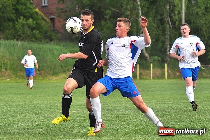 Zdjęcie w galerii na portalu naszraciborz.pl: Nerwowy mecz w Rzuchowie. Hit B klasy dla Chałupek wiadomości z regionu