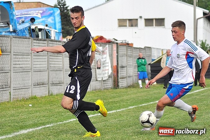 Zdjęcie w galerii na portalu naszraciborz.pl: Nerwowy mecz w Rzuchowie. Hit B klasy dla Chałupek wiadomości z regionu