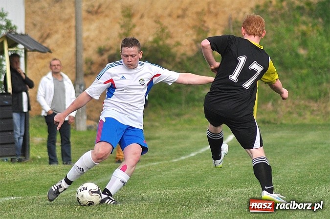 Zdjęcie w galerii na portalu naszraciborz.pl: Nerwowy mecz w Rzuchowie. Hit B klasy dla Chałupek wiadomości z regionu