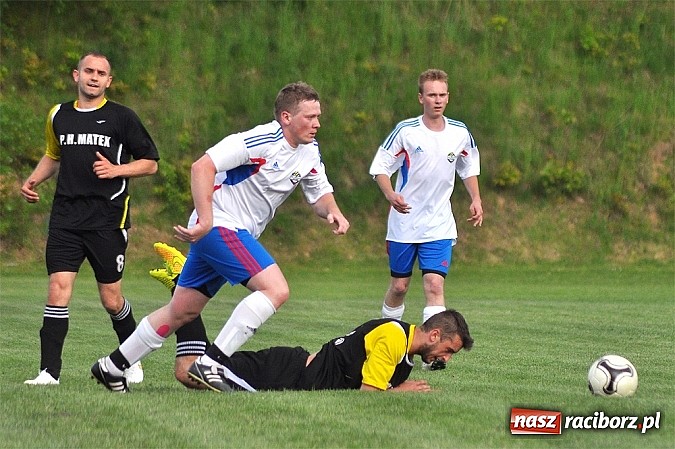 Zdjęcie w galerii na portalu naszraciborz.pl: Nerwowy mecz w Rzuchowie. Hit B klasy dla Chałupek wiadomości z regionu