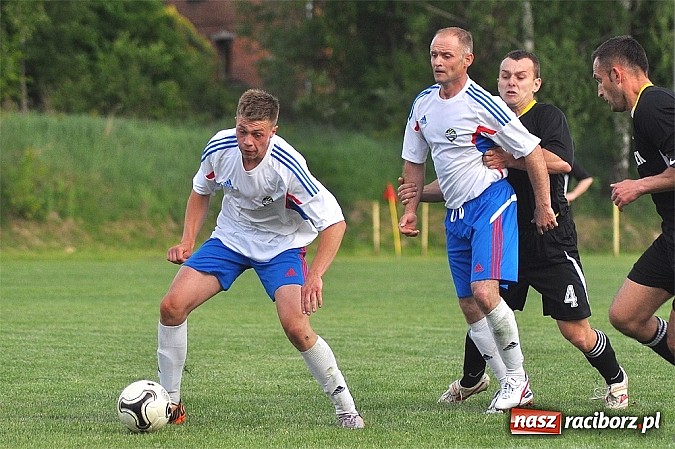 Zdjęcie w galerii na portalu naszraciborz.pl: Nerwowy mecz w Rzuchowie. Hit B klasy dla Chałupek wiadomości z regionu