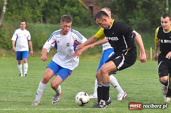 Zdjęcie w galerii na portalu naszraciborz.pl: Nerwowy mecz w Rzuchowie. Hit B klasy dla Chałupek wiadomości z regionu