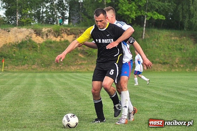 Zdjęcie w galerii na portalu naszraciborz.pl: Nerwowy mecz w Rzuchowie. Hit B klasy dla Chałupek wiadomości z regionu
