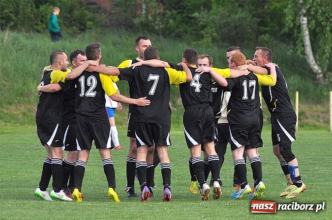 Zdjęcie w galerii na portalu naszraciborz.pl: Nerwowy mecz w Rzuchowie. Hit B klasy dla Chałupek wiadomości z regionu