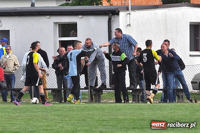 Zdjęcie w galerii na portalu naszraciborz.pl: Nerwowy mecz w Rzuchowie. Hit B klasy dla Chałupek wiadomości z regionu