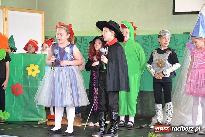 Zdjęcie w galerii na portalu naszraciborz.pl: Pięć godzin świetnej zabawy na nowej scenie! Festyn rodzinny w ZSO Rudy!  wiadomości z regionu