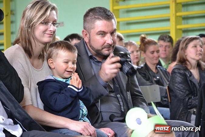 Zdjęcie w galerii na portalu naszraciborz.pl: Pięć godzin świetnej zabawy na nowej scenie! Festyn rodzinny w ZSO Rudy!  wiadomości z regionu