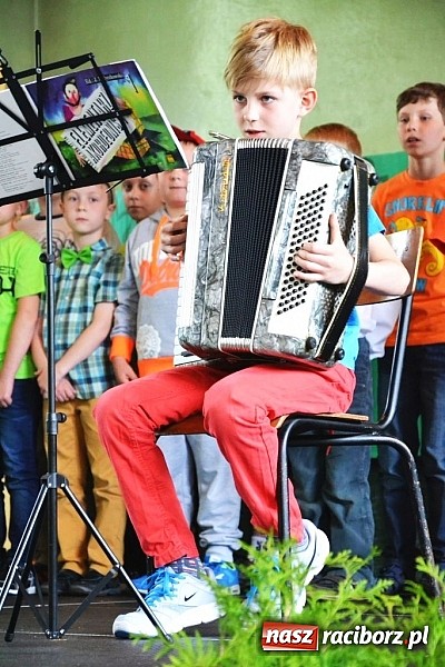 Zdjęcie w galerii na portalu naszraciborz.pl: Pięć godzin świetnej zabawy na nowej scenie! Festyn rodzinny w ZSO Rudy!  wiadomości z regionu