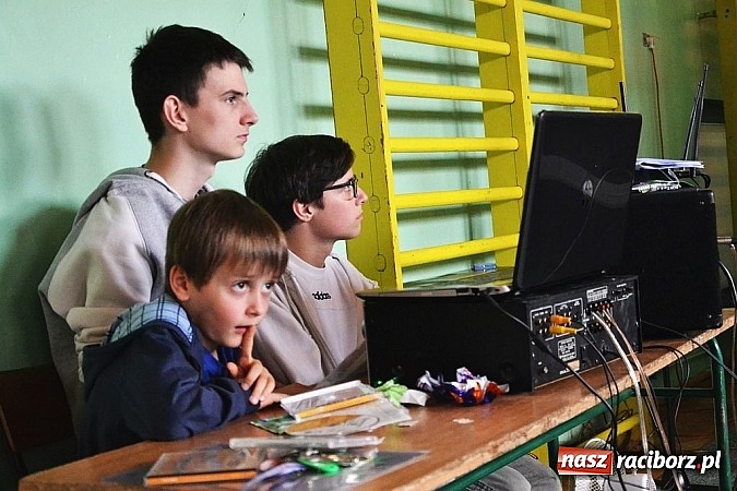 Zdjęcie w galerii na portalu naszraciborz.pl: Pięć godzin świetnej zabawy na nowej scenie! Festyn rodzinny w ZSO Rudy!  wiadomości z regionu