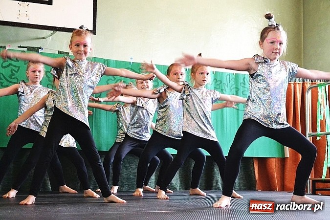 Zdjęcie w galerii na portalu naszraciborz.pl: Pięć godzin świetnej zabawy na nowej scenie! Festyn rodzinny w ZSO Rudy!  wiadomości z regionu