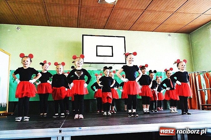 Zdjęcie w galerii na portalu naszraciborz.pl: Pięć godzin świetnej zabawy na nowej scenie! Festyn rodzinny w ZSO Rudy!  wiadomości z regionu