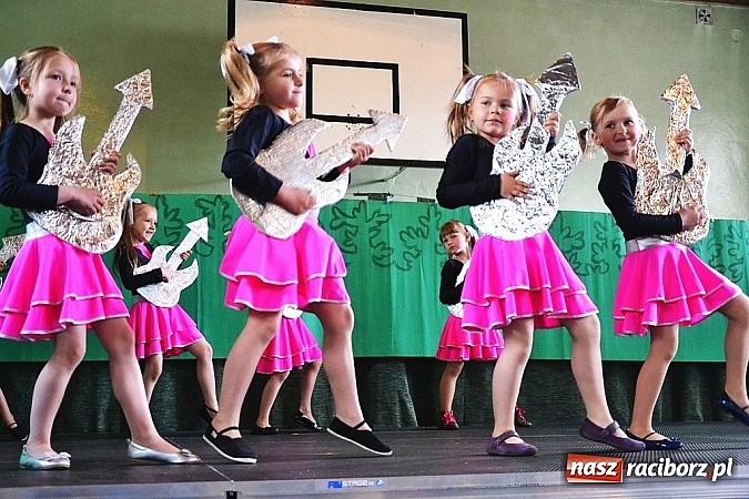 Zdjęcie w galerii na portalu naszraciborz.pl: Pięć godzin świetnej zabawy na nowej scenie! Festyn rodzinny w ZSO Rudy!  wiadomości z regionu