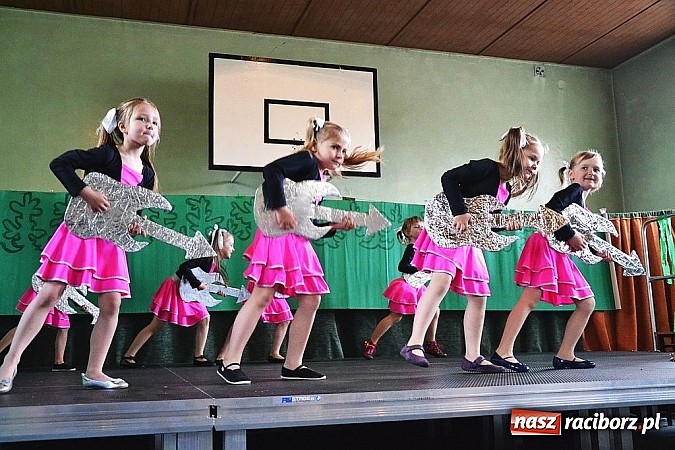 Zdjęcie w galerii na portalu naszraciborz.pl: Pięć godzin świetnej zabawy na nowej scenie! Festyn rodzinny w ZSO Rudy!  wiadomości z regionu