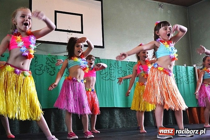 Zdjęcie w galerii na portalu naszraciborz.pl: Pięć godzin świetnej zabawy na nowej scenie! Festyn rodzinny w ZSO Rudy!  wiadomości z regionu
