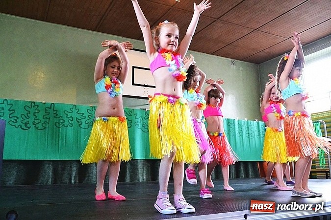 Zdjęcie w galerii na portalu naszraciborz.pl: Pięć godzin świetnej zabawy na nowej scenie! Festyn rodzinny w ZSO Rudy!  wiadomości z regionu