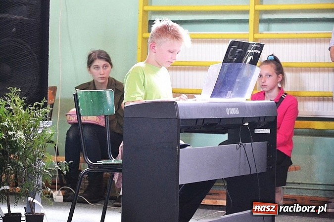 Zdjęcie w galerii na portalu naszraciborz.pl: Pięć godzin świetnej zabawy na nowej scenie! Festyn rodzinny w ZSO Rudy!  wiadomości z regionu