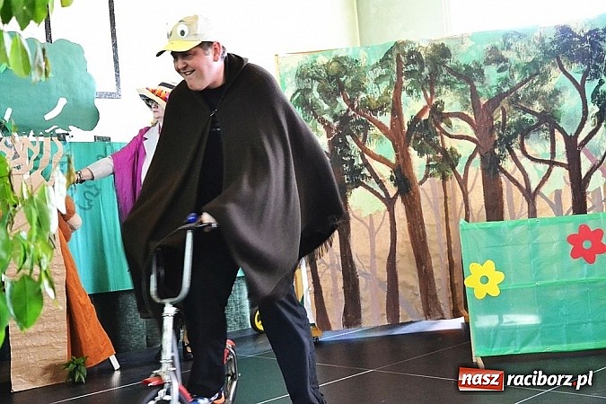 Zdjęcie w galerii na portalu naszraciborz.pl: Pięć godzin świetnej zabawy na nowej scenie! Festyn rodzinny w ZSO Rudy!  wiadomości z regionu