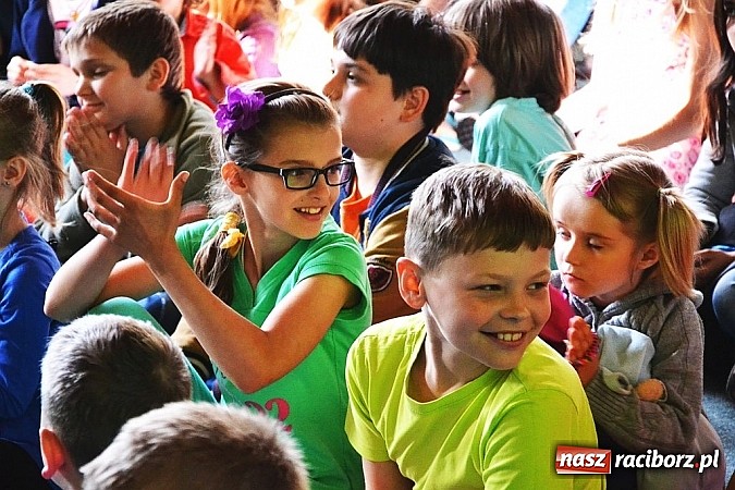 Zdjęcie w galerii na portalu naszraciborz.pl: Pięć godzin świetnej zabawy na nowej scenie! Festyn rodzinny w ZSO Rudy!  wiadomości z regionu