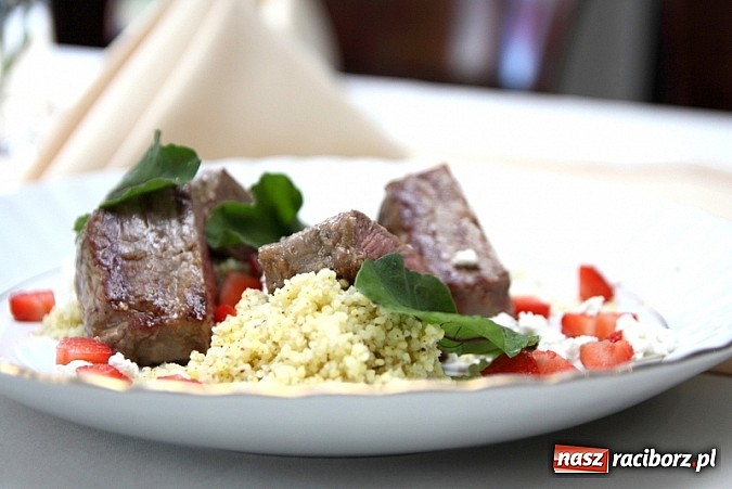 Zdjęcie w galerii na portalu naszraciborz.pl: Majowo w sercu, majowo na talerzu w Restauracji Vena wiadomości z regionu