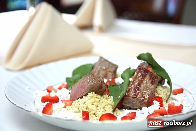 Zdjęcie w galerii na portalu naszraciborz.pl: Majowo w sercu, majowo na talerzu w Restauracji Vena wiadomości z regionu