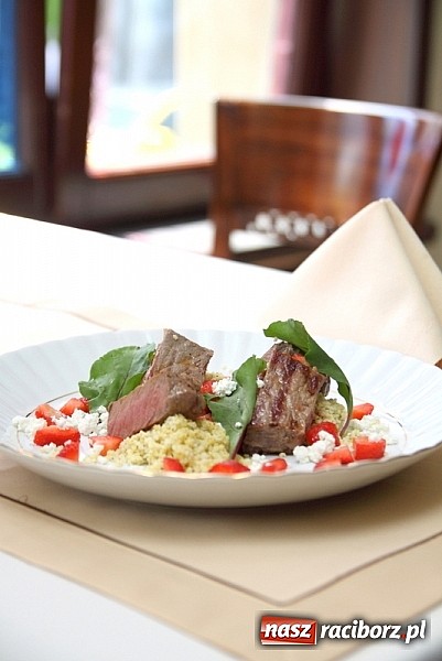 Zdjęcie w galerii na portalu naszraciborz.pl: Majowo w sercu, majowo na talerzu w Restauracji Vena wiadomości z regionu