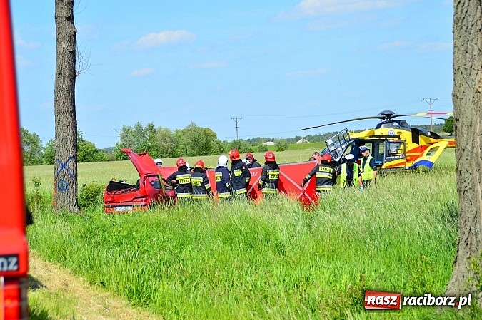 Zdjęcie w galerii na portalu naszraciborz.pl: Wypadek na drodze Ciechowice-Turze. Ciężko ranną kobietę zabrało lotnicze pogotowie ratunkowe wiadomości z regionu