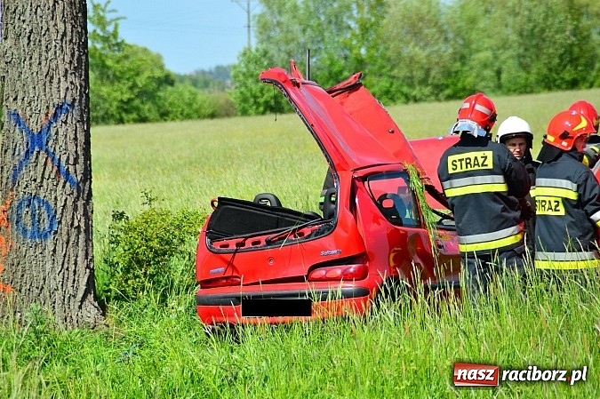 Zdjęcie w galerii na portalu naszraciborz.pl: Wypadek na drodze Ciechowice-Turze. Ciężko ranną kobietę zabrało lotnicze pogotowie ratunkowe wiadomości z regionu
