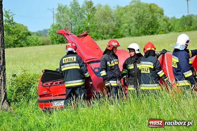 Zdjęcie w galerii na portalu naszraciborz.pl: Wypadek na drodze Ciechowice-Turze. Ciężko ranną kobietę zabrało lotnicze pogotowie ratunkowe wiadomości z regionu