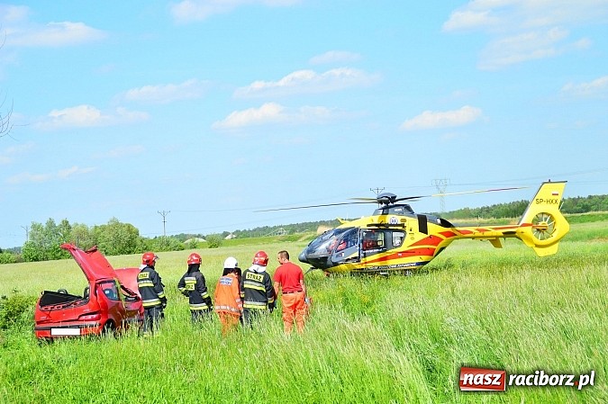 Zdjęcie w galerii na portalu naszraciborz.pl: Wypadek na drodze Ciechowice-Turze. Ciężko ranną kobietę zabrało lotnicze pogotowie ratunkowe wiadomości z regionu