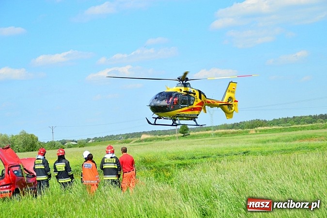 Zdjęcie w galerii na portalu naszraciborz.pl: Wypadek na drodze Ciechowice-Turze. Ciężko ranną kobietę zabrało lotnicze pogotowie ratunkowe wiadomości z regionu