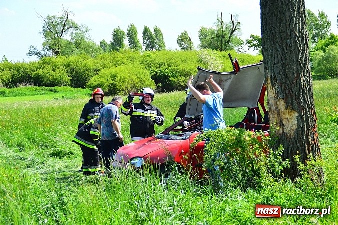 Zdjęcie w galerii na portalu naszraciborz.pl: Wypadek na drodze Ciechowice-Turze. Ciężko ranną kobietę zabrało lotnicze pogotowie ratunkowe wiadomości z regionu