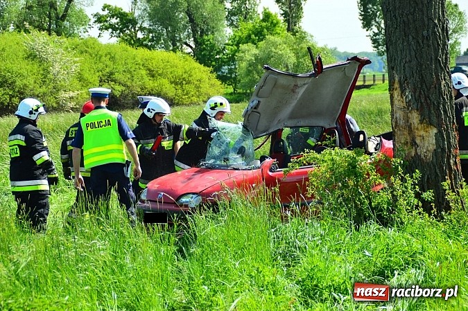 Zdjęcie w galerii na portalu naszraciborz.pl: Wypadek na drodze Ciechowice-Turze. Ciężko ranną kobietę zabrało lotnicze pogotowie ratunkowe wiadomości z regionu