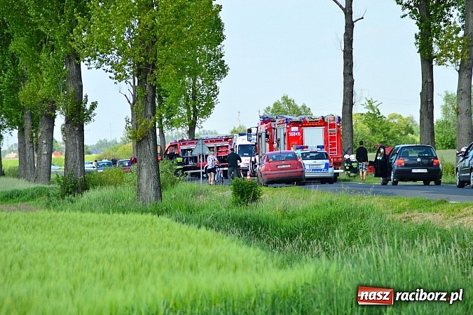 Zdjęcie w galerii na portalu naszraciborz.pl: Wypadek na drodze Ciechowice-Turze. Ciężko ranną kobietę zabrało lotnicze pogotowie ratunkowe wiadomości z regionu