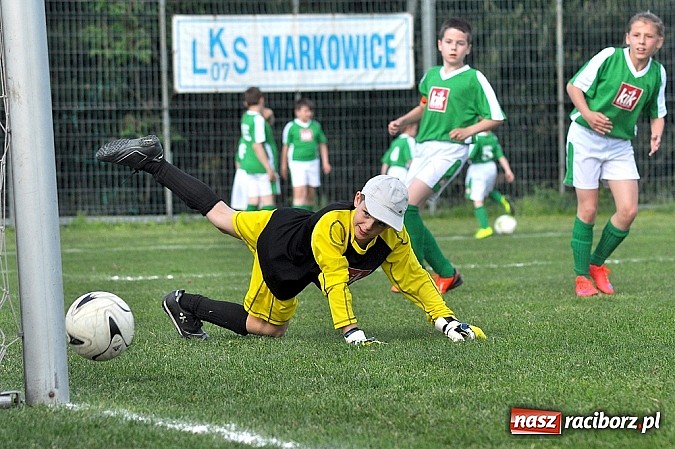 Zdjęcie w galerii na portalu naszraciborz.pl: Zacięty mecz w Markowicach. Gospodarze pokonali Górki Śląskie wiadomości z regionu